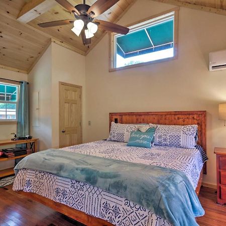 Cozy Riverfront Cabin With Private Deck And Hot Tub! Bryson City Zewnętrze zdjęcie