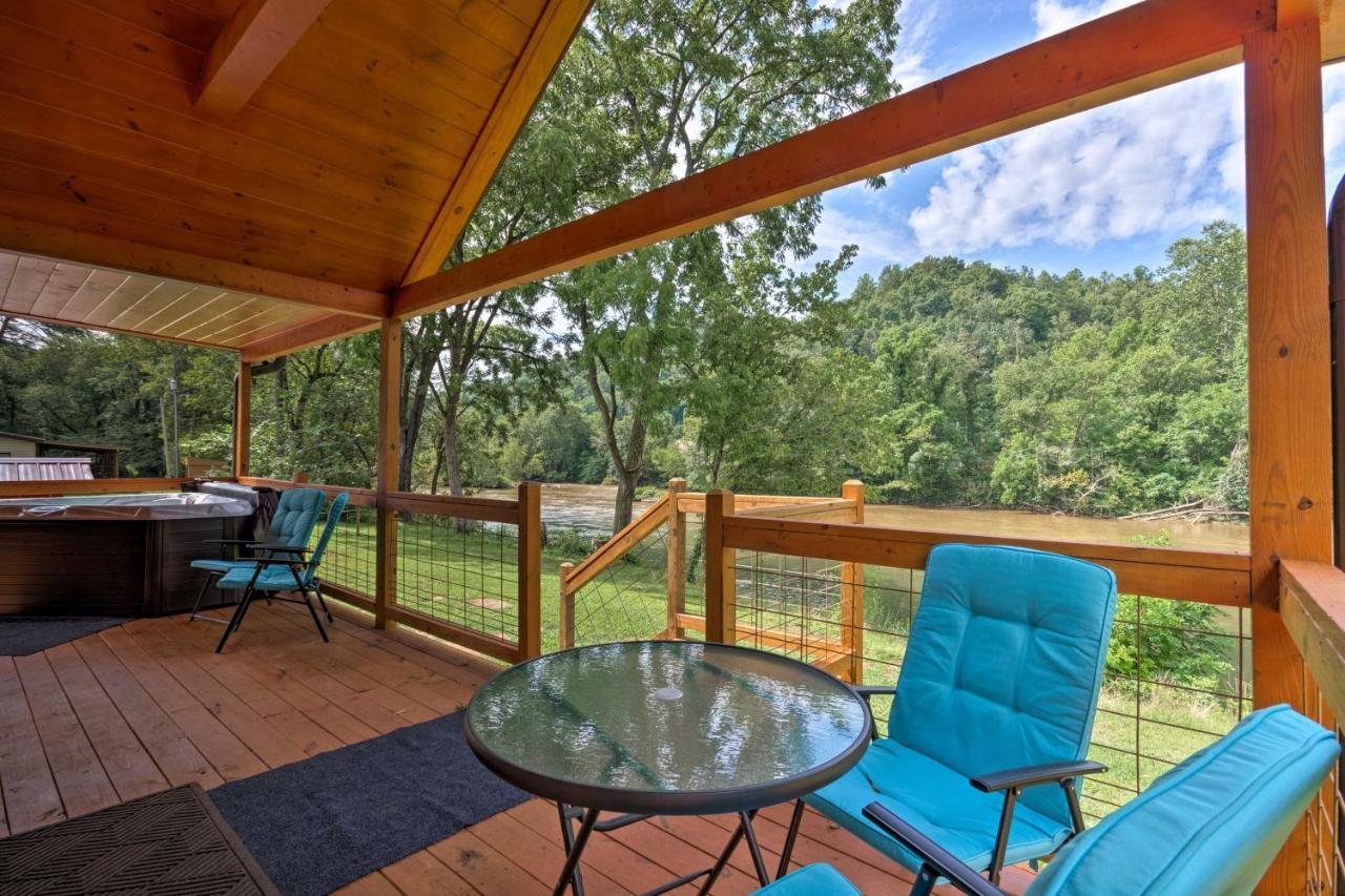 Cozy Riverfront Cabin With Private Deck And Hot Tub! Bryson City Zewnętrze zdjęcie