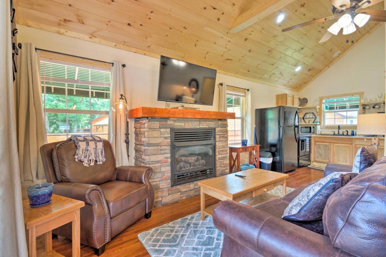 Cozy Riverfront Cabin With Private Deck And Hot Tub! Bryson City Zewnętrze zdjęcie