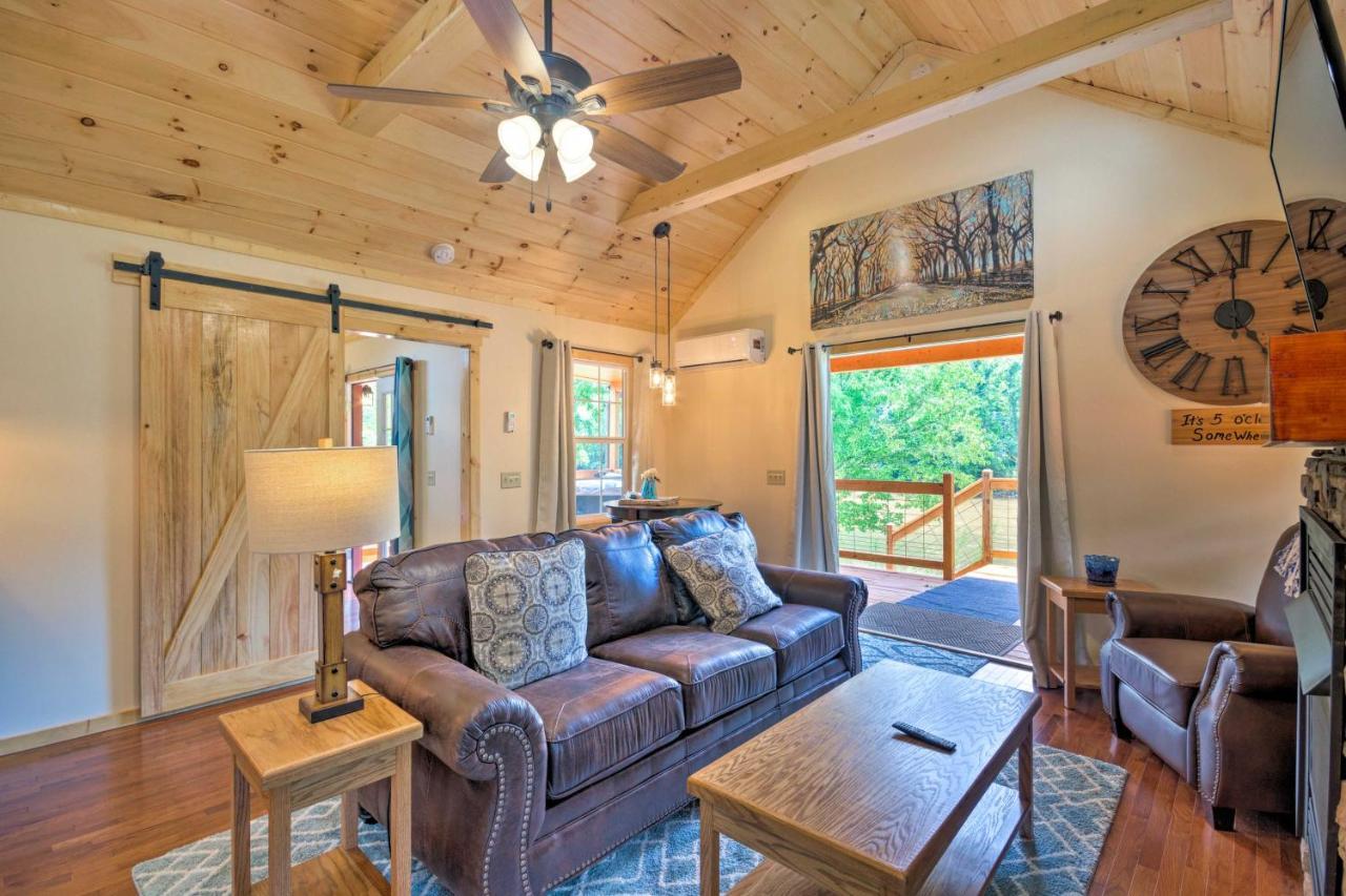 Cozy Riverfront Cabin With Private Deck And Hot Tub! Bryson City Zewnętrze zdjęcie
