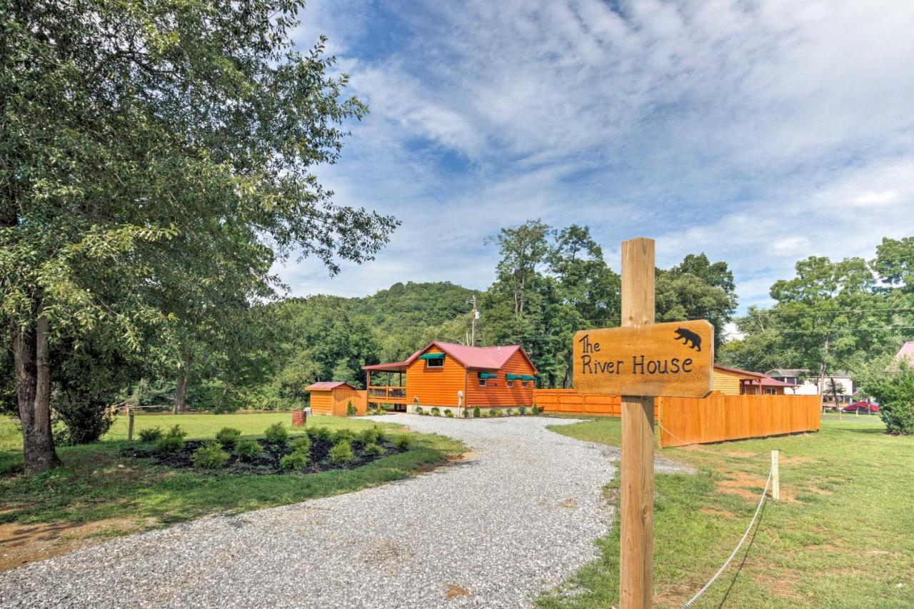 Cozy Riverfront Cabin With Private Deck And Hot Tub! Bryson City Zewnętrze zdjęcie