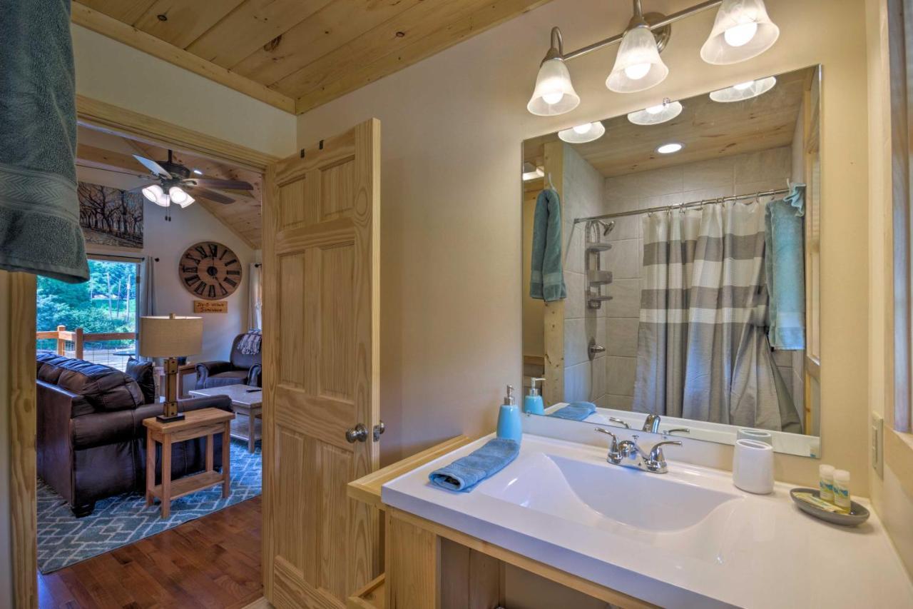 Cozy Riverfront Cabin With Private Deck And Hot Tub! Bryson City Zewnętrze zdjęcie