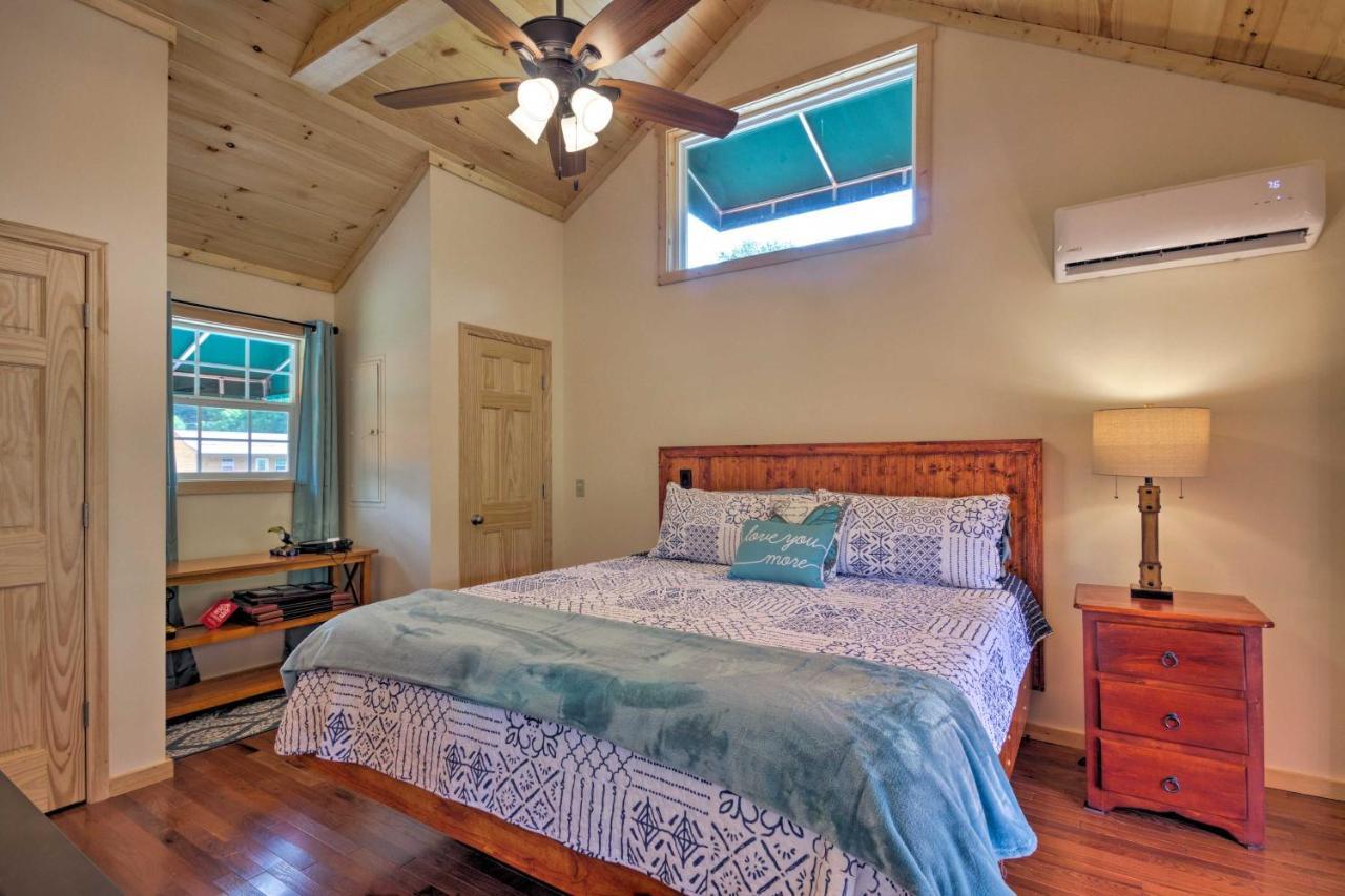 Cozy Riverfront Cabin With Private Deck And Hot Tub! Bryson City Zewnętrze zdjęcie
