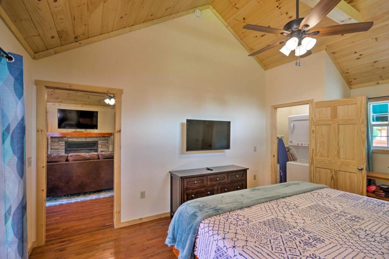 Cozy Riverfront Cabin With Private Deck And Hot Tub! Bryson City Zewnętrze zdjęcie