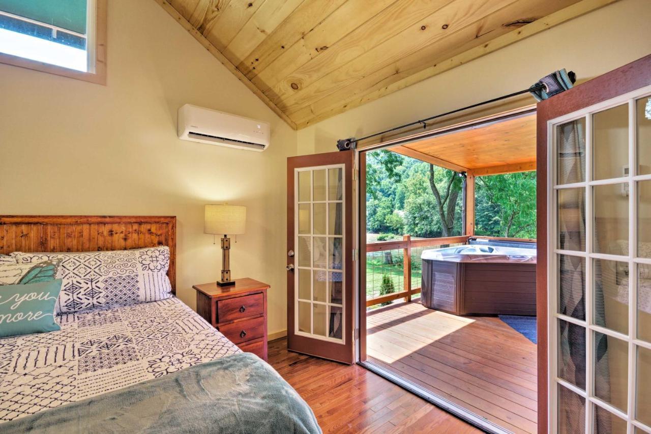 Cozy Riverfront Cabin With Private Deck And Hot Tub! Bryson City Zewnętrze zdjęcie