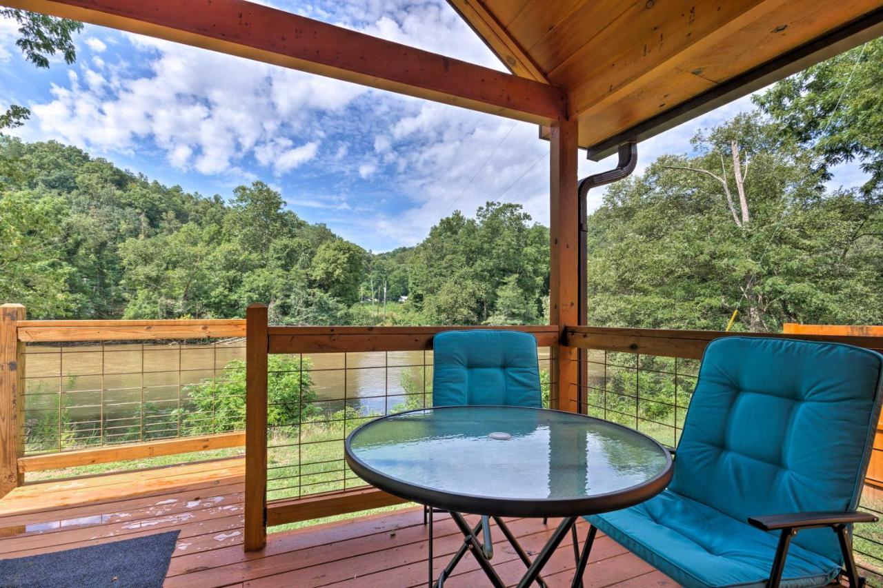 Cozy Riverfront Cabin With Private Deck And Hot Tub! Bryson City Zewnętrze zdjęcie
