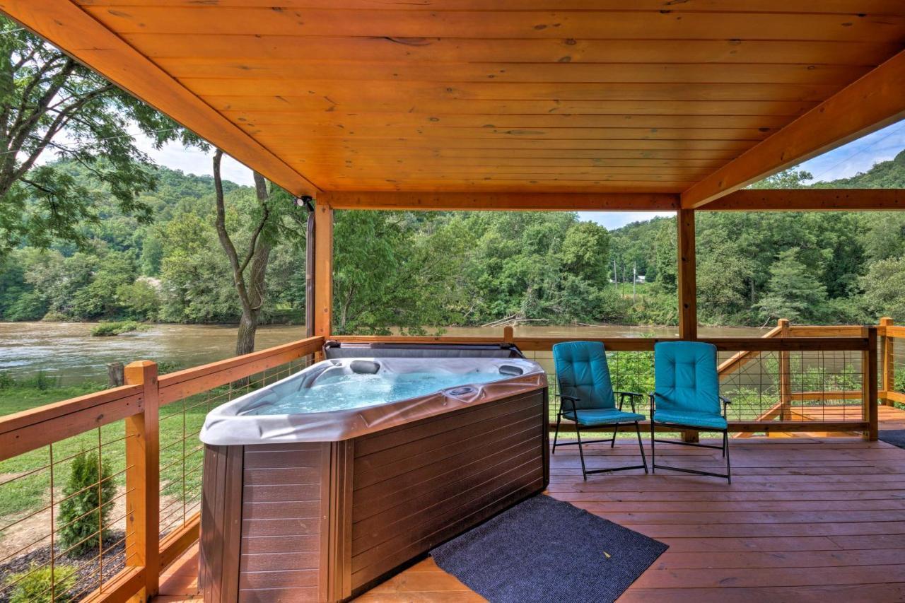 Cozy Riverfront Cabin With Private Deck And Hot Tub! Bryson City Zewnętrze zdjęcie