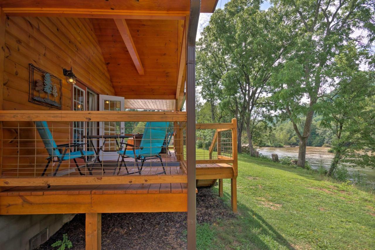 Cozy Riverfront Cabin With Private Deck And Hot Tub! Bryson City Zewnętrze zdjęcie