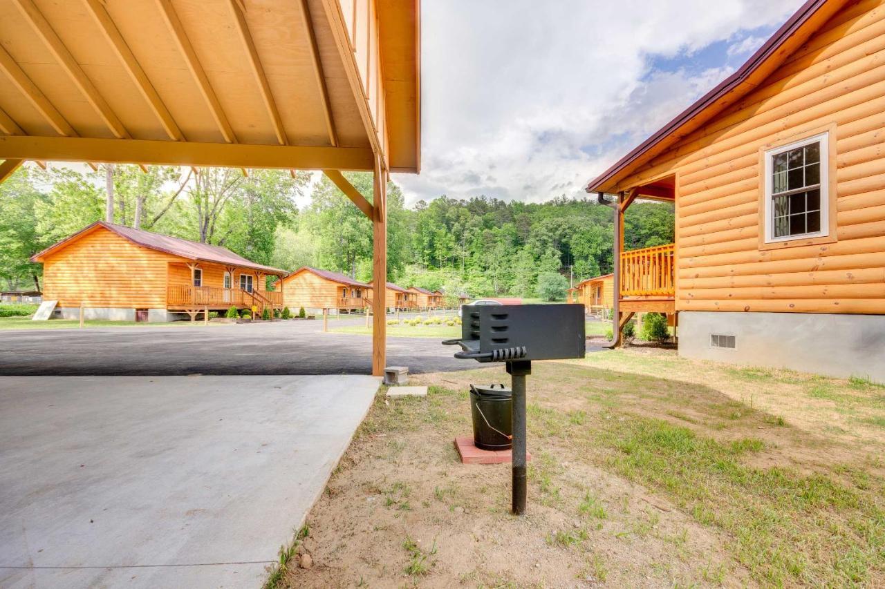 Cozy Riverfront Cabin With Private Deck And Hot Tub! Bryson City Zewnętrze zdjęcie