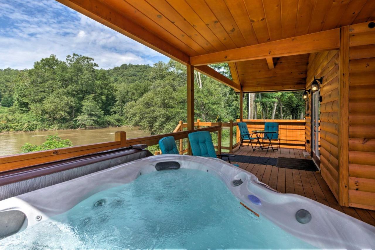 Cozy Riverfront Cabin With Private Deck And Hot Tub! Bryson City Zewnętrze zdjęcie