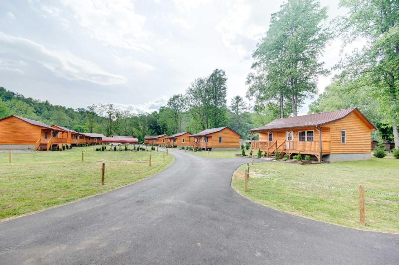 Cozy Riverfront Cabin With Private Deck And Hot Tub! Bryson City Zewnętrze zdjęcie